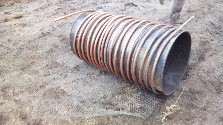 on a du rallonger le baril pour chapeauter la cheminée interne. Ca laisse d'autant plus de place pour le serpentin de cuivre. on y a placé toute la couronne de 35m !