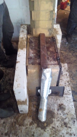 le doublage en béton cellulaire c'est idéal. Léger, isolant, résistant à la chaleur,  vite bâti et parfait pour contenir la perlite ou vermiculite dans les recoins.