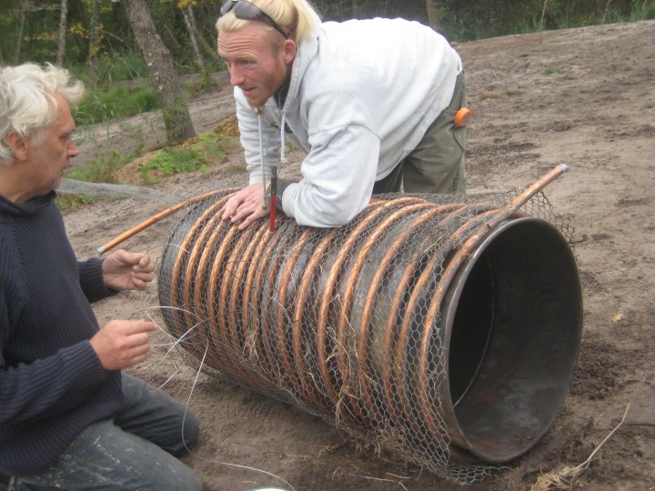 grillage autour du baril cuivré pour faire tenir la bauge non paillée