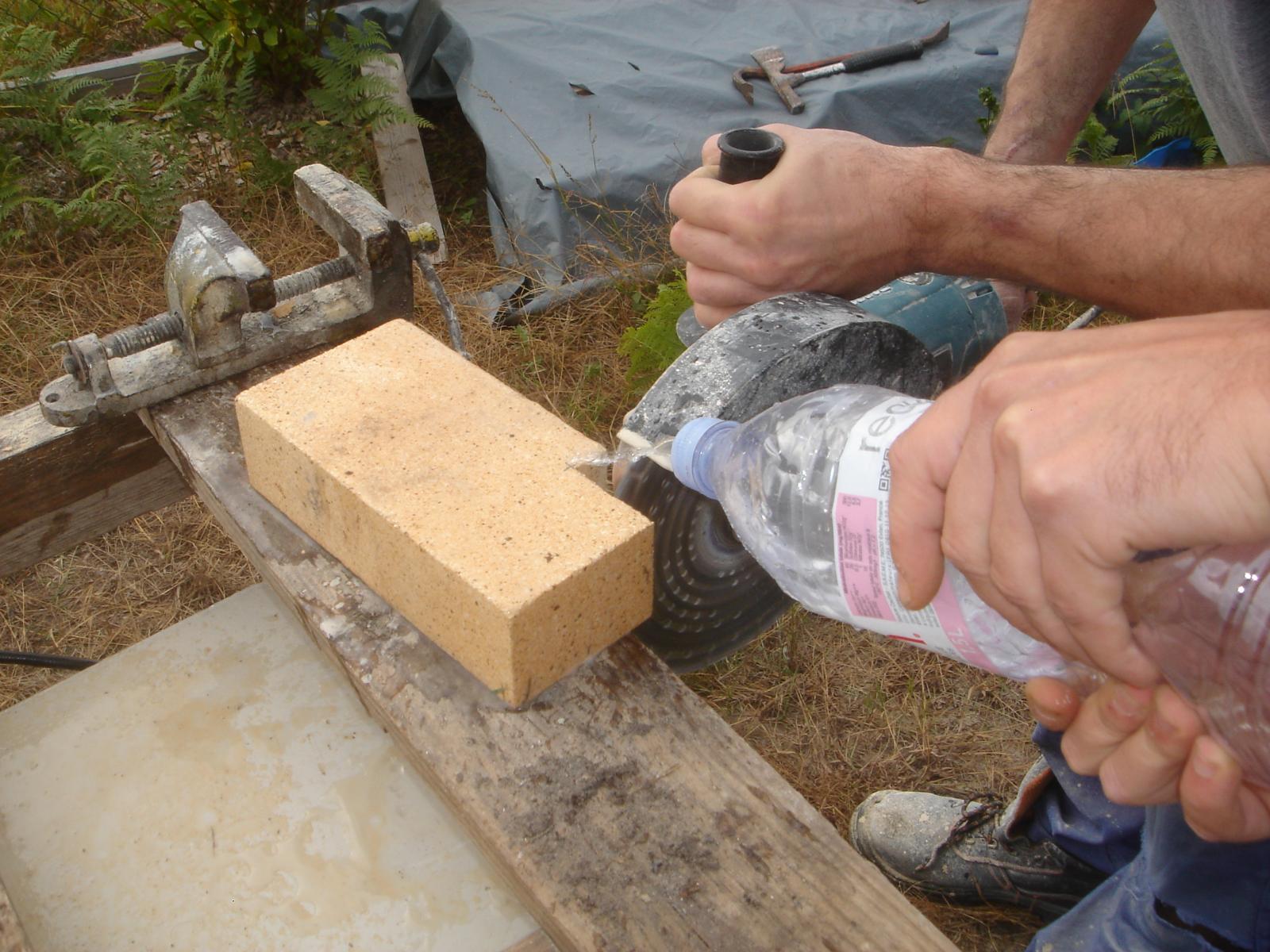 Découpe des briques à l'eau et disque diamant
