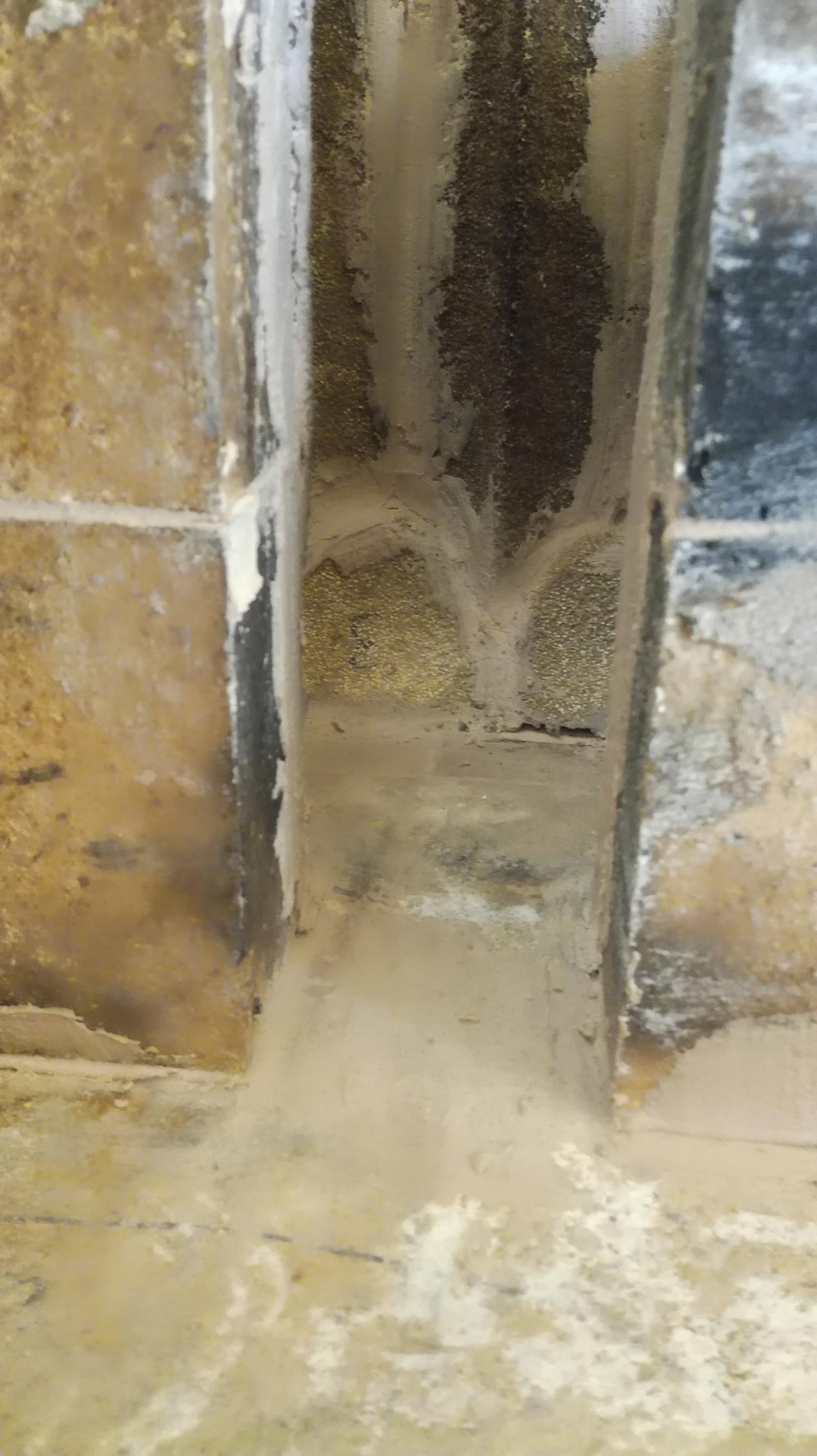 Vue à travers le port : brique du double vortex, et deux sabots de part et d'autre en tant que déflecteur vertical