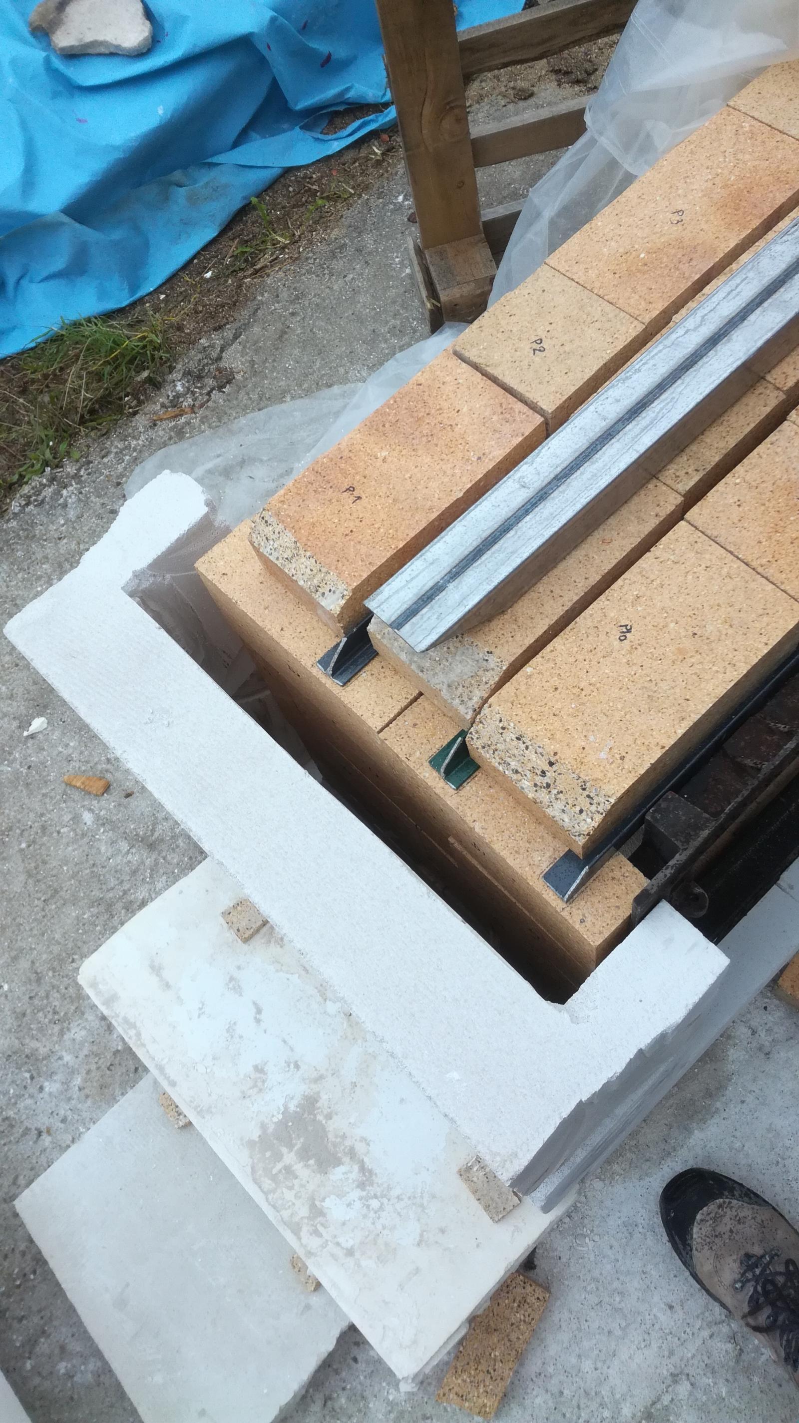 Enveloppe isolante en béton cellulaire : double paroi creuse et maintien du dormant de la vitre