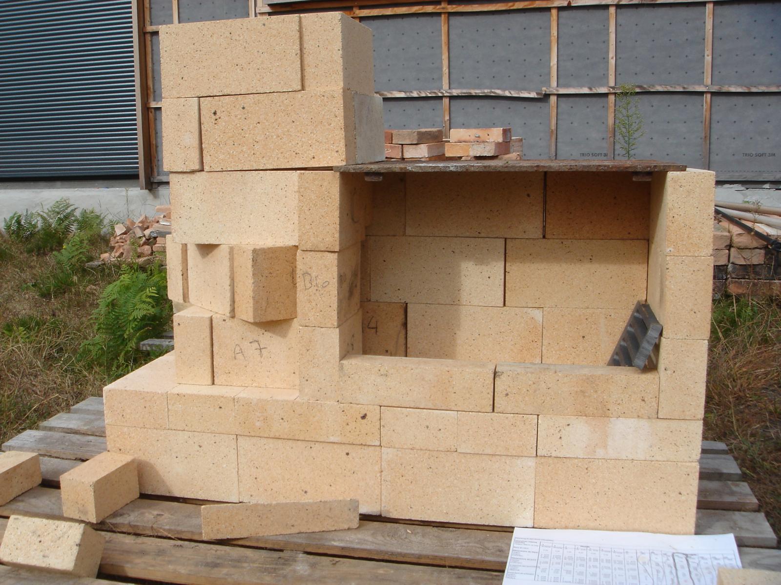 La maquette du foyer montée à blanc. Une tôle en fonte épaisse fait office de plafond