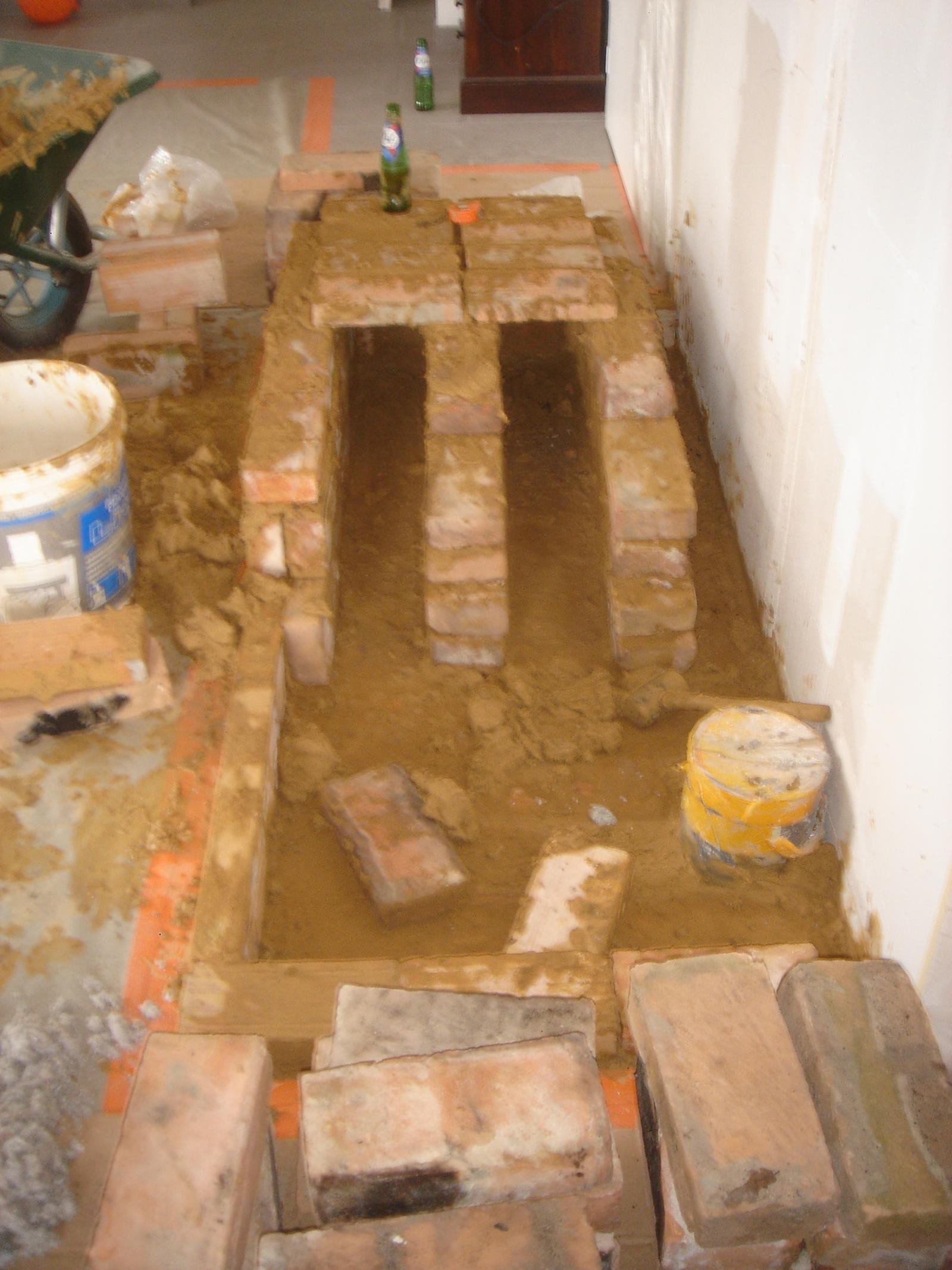 Je commence par bâtir 2 tunnels sous le foyer